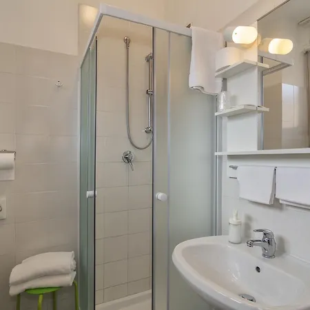 Hotel Cecile 2*